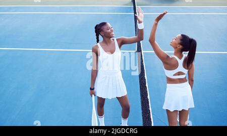 Si vous ne vous préparez pas, vous êtes prêt à l'échec. Deux femmes séduisantes qui se battent en jouant au tennis dehors. Banque D'Images