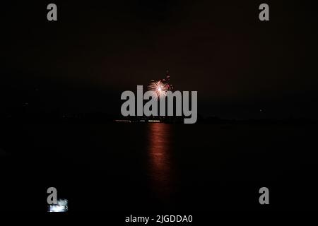 Feux d'artifice spectaculaires au Shoreline Park, vue sur la montagne Banque D'Images