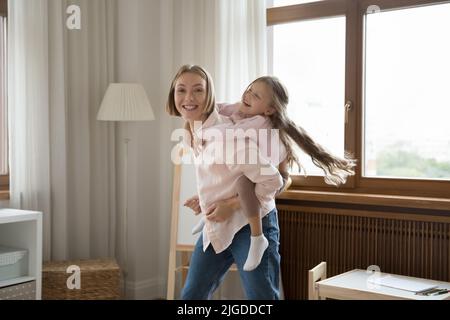 Joyeuse maman excitée en train de rire petite fille enfant