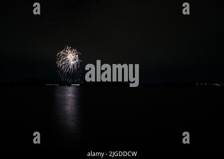 Feux d'artifice spectaculaires au Shoreline Park, vue sur la montagne Banque D'Images