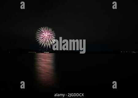 Feux d'artifice spectaculaires au Shoreline Park, vue sur la montagne Banque D'Images