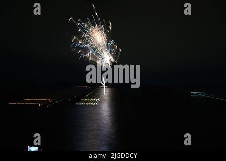 Feux d'artifice spectaculaires au Shoreline Park, vue sur la montagne Banque D'Images