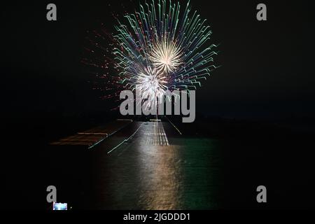 Feux d'artifice spectaculaires au Shoreline Park, vue sur la montagne Banque D'Images