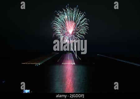 Feux d'artifice spectaculaires au Shoreline Park, vue sur la montagne Banque D'Images