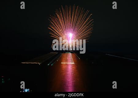 Feux d'artifice spectaculaires au Shoreline Park, vue sur la montagne Banque D'Images