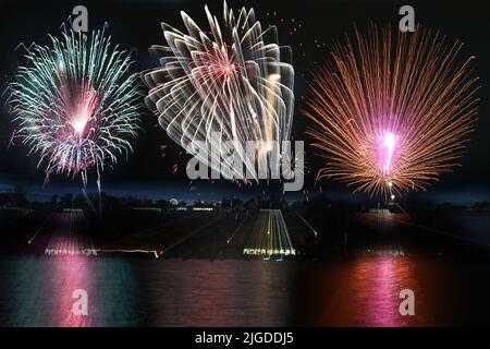 Feux d'artifice spectaculaires au Shoreline Park, vue sur la montagne Banque D'Images