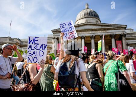 Londres, Royaume-Uni. 09th juillet 2022. Les manifestants tiennent des écriteaux exprimant leur opinion pendant la manifestation. Les féministes et les manifestants pro-avortement se sont rassemblés dans le centre de Londres pour se tenir en solidarité avec les femmes des États-Unis. La Cour suprême des États-Unis a récemment renversé Roe c. Wade, la décision historique de la Cour suprême de 1973 qui a affirmé le droit constitutionnel à l'avortement. La foule a commencé de Trafalgar Square et a défilé à l'ambassade des États-Unis d'Amérique à Londres. (Photo de Hesther ng/SOPA Images/Sipa USA) crédit: SIPA USA/Alay Live News Banque D'Images