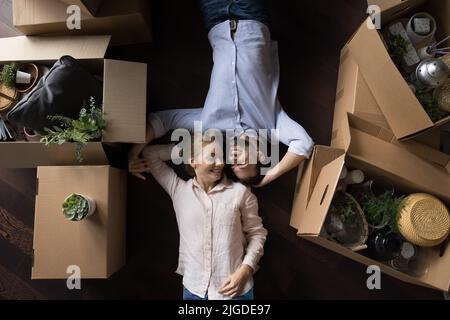 Un couple heureux et détendu s'est bien amusé à se déplacer dans une nouvelle maison Banque D'Images