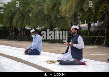 Bangkok, Thaïlande. 10th juillet 2022. Les musulmans effectuent la prière d'Eid al-Adha au centre islamique de Thaïlande. EID al-Adha est l'une des deux fêtes les plus saintes de musulmans célébrées chaque année. Elle marque le pèlerinage annuel des musulmans pour visiter la Mecque, le lieu le plus sacré de l'Islam. (Photo de Peerapon Boonyakiat/SOPA Images/Sipa USA) crédit: SIPA USA/Alay Live News Banque D'Images