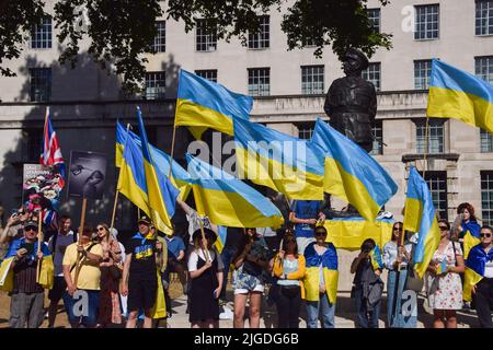 Londres, Royaume-Uni. 09th juillet 2022. Les manifestants tiennent des drapeaux ukrainiens pendant la manifestation. Les manifestants se sont rassemblés devant Downing Street pour soutenir l'Ukraine tandis que la guerre se poursuit. Crédit : SOPA Images Limited/Alamy Live News Banque D'Images