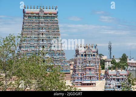 Le beau Temple Meenakshi Amman à Madurai dans l'État indien du sud du Tamil Nadu - gros plan des idoles et de la décoration Banque D'Images