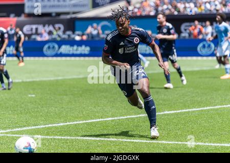 New York, NY - 9 juillet 2022: Dejuan Jones (24) de la Révolution de Nouvelle-Angleterre contrôle le ballon pendant le match de la saison régulière de MLS contre NYCFC au stade Yankee Banque D'Images