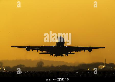 Photo du dossier datée du 06/02/20, d'un Airbus A380-841 de British Airways qui quitte l'aéroport de Heathrow. Les résidents vivant sous les chemins de vol de Heathrow sont maintenus éveillés jusqu'après minuit par une augmentation des vols nocturnes en raison des perturbations dans le secteur de l'aviation. Date de publication : dimanche 10 juillet 2022. Banque D'Images