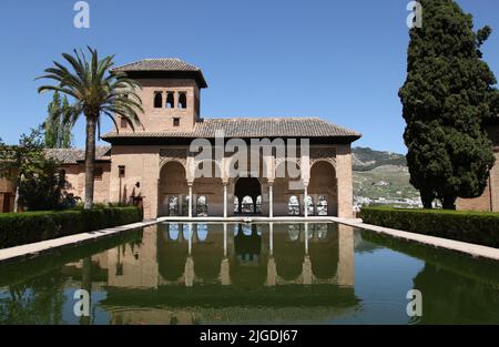 Réflexion au Partal. Une section du palais de l'Alhambra, Grenade, Espagne. Banque D'Images