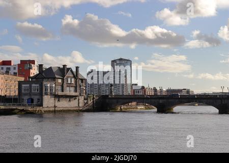 Une vue magnifique sur le pont de Sarsfield au-dessus de la rivière et le club d'aviron de Shannon à Limerick, en Irlande Banque D'Images