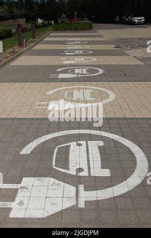 Parkings pour voitures électriques uniquement. Les stations de charge sont rangées. Panneau de voiture électrique. Banque D'Images