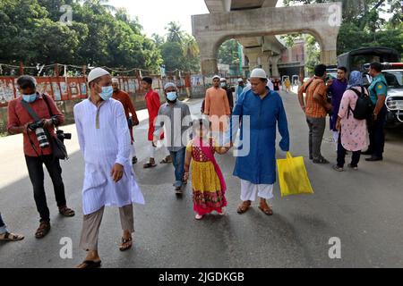 Les dévotés musulmans offrent une prière spéciale du matin pour commencer le festival d'Eid-ul-Azha à la mosquée Baitul Muquram et à Namoinal Eidgha à Dhaka, au Bangladesh Banque D'Images