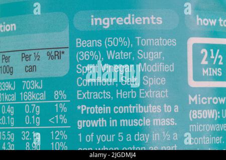 Liste des ingrédients sur une boîte de Heinz Beanz dans une riche sauce tomate. Texte 1 de votre 5 par jour. Haricots, tomates, eau, sucre, cornflower, sel, herbe, épices Banque D'Images