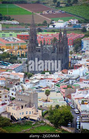 Vue depuis le Montana de Arucas sur le village d'Arucas avec la cathédrale San Juan Bautista, point de repère d'Arucas, Grand Canary, îles Canaries, Espagne Banque D'Images
