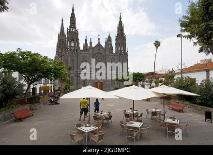 Street café à la cathédrale San Juan Bautista, vieille ville d'Arucas, Grand Canary, îles Canaries, Espagne, Europe Banque D'Images