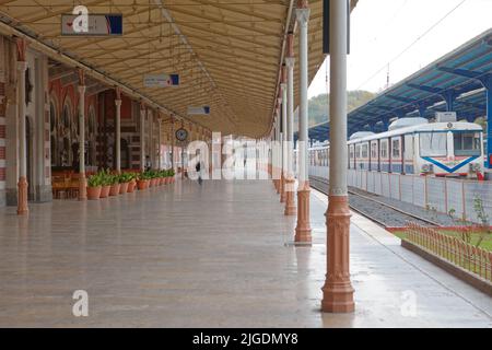 Personnes sur la plate-forme de la gare de Sirkeci à Istanbul, Turquie. Cette gare de terminal est située au coeur de la vieille ville d'Istanbul Banque D'Images