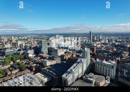 Centre ville de Manchester Drone vue aérienne au-dessus du bâtiment travaux de construction Skyline Blue Sky été 2022 Beethose Tower Deansgate Square Banque D'Images