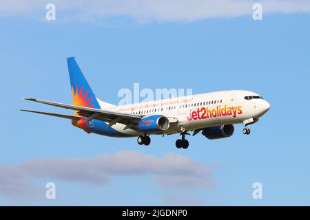 Jet2holidays, Boeing 737 G-GDFF, atterrissage à l'aéroport de Stansted, Essex, Royaume-Uni Banque D'Images