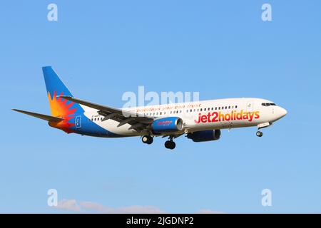 Jet2holidays, Boeing 737 G-GDFF, atterrissage à l'aéroport de Stansted, Essex, Royaume-Uni Banque D'Images