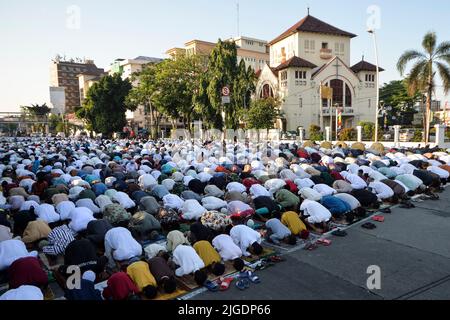 Jakarta, Indonésie. 10th juillet 2022. Le peuple musulman indonésien exécute les prières d'Eid al-Adha sur une route à Jatinegara de Djakarta, en Indonésie, sur 10 juillet 2022. Credit: Veri Sanovri/Xinhua/Alay Live News Banque D'Images