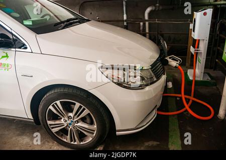 Le modèle Denza original est rechargé à Wuzhen, province de Zhejiang, en Chine. La voiture si elle est faite par une coentreprise utilisant le plateau Mercedes-Benz classe B. Banque D'Images