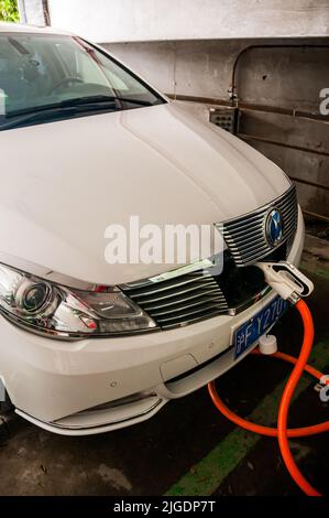 Le modèle Denza original est rechargé à Wuzhen, province de Zhejiang, en Chine. La voiture si elle est faite par une coentreprise utilisant le plateau Mercedes-Benz classe B. Banque D'Images