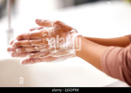 Rincez abondamment les mains. Une femme se lavant les mains. Banque D'Images