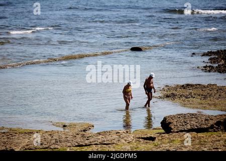 Lisbonne, Portugal. 9th juillet 2022. Les gens se rafraîchissez dans l'eau à la plage de Carcavelos à Cascais, Portugal, 9 juillet 2022. Crédit: Pedro Fiuza/Xinhua/Alay Live News Banque D'Images