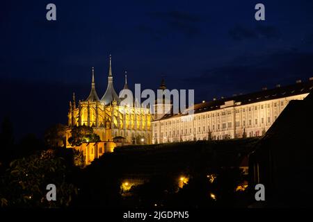 Église de Sainte-Barbara à Kutna Hora la nuit, République tchèque Banque D'Images