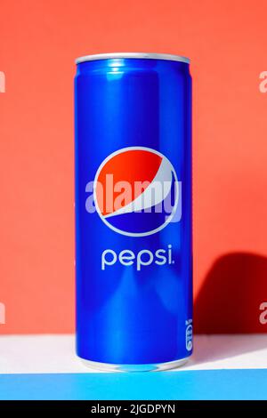 Tyumen, Russie-30 juin 2022: Boisson gazeuse Pepsi produite et fabriquée par PepsiCo. Photo verticale Banque D'Images