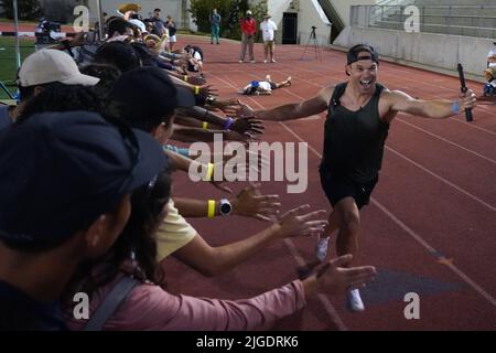 Nick Symmonds tente un record du monde de la plupart des high-cinq en soixante secondes lors du meeting d'athlétisme Under Armour Sunset Tour, samedi 9 juillet 2022, à Los Angeles. Banque D'Images