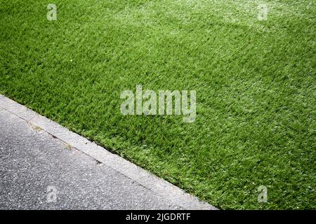 pose d'herbe artificielle dans un jardin au royaume-uni Banque D'Images