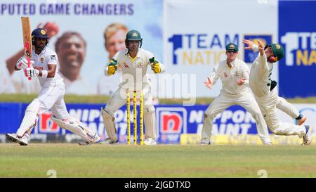 Galle, Sri Lanka. 10th juillet 2022. Steve Smith, Alex Carey et Dinesh Chandimal, le batteur australien Steve Smith, Alex Carey et le Sri Lanka, regardent comme Marnus Labuschagne, de l'Australie, ne parvient pas à prendre une photo pendant les 3rd jours du match de cricket test de 2nd entre le Sri Lanka et l'Australie au stade international de cricket de Galle, à Galle, le, le 10th juillet 2022. Viraj Kothalwala/Alamy Live News Banque D'Images