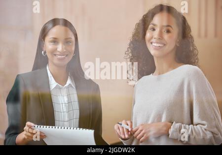 Se sentir comme nous pourrions réaliser n'importe quoi. Deux femme d'affaires ayant une conversation. Banque D'Images