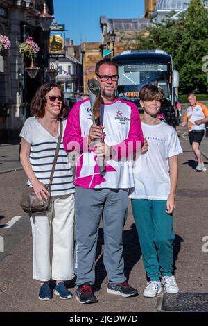 Northampton 10th juillet 2022. Les Jeux du Commonwealth le relais de bâton de la Reine passe par le centre-ville avec le centre Jonathan Holmes et sa famille alors qu'il est en route pour les Jeux du Commonwealth de Birmingham 2022. Crédit : Keith J Smith./Alamy Live News. Banque D'Images