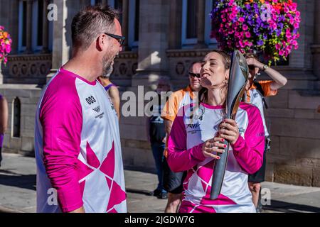 Northampton 10th juillet 2022. Les Jeux du Commonwealth le relais de bâton de la Reine passe par le centre-ville avec de gauche à droite Jonathan Holmes, Chloe Birch alors qu'il est en route pour les Jeux du Commonwealth de Birmingham 2022. Crédit : Keith J Smith./Alamy Live News. Banque D'Images