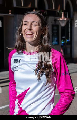 Northampton 10th juillet 2022. Les Jeux du Commonwealth le relais de bâton de la Reine passe par le centre-ville avec le joueur olympique de badminton Chloe Birch attendant de recevoir le bâton pendant qu'il est en route pour les Jeux du Commonwealth de Birmingham 2022. Crédit : Keith J Smith./Alamy Live News. Banque D'Images