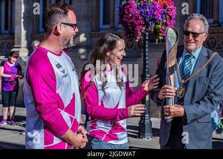 Northampton 10th juillet 2022. Les Jeux du Commonwealth le relais de bâton de la Reine passe par le centre-ville avec de gauche à droite Jonathan Holmes, Chloe Birch et Dennis Meredith, alors qu'il est en route pour les Jeux du Commonwealth de Birmingham 2022. Crédit : Keith J Smith./Alamy Live News. Banque D'Images