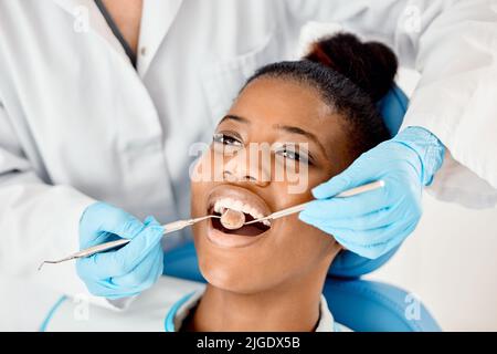 Des gencives saines signifient une bouche saine. Une jeune patiente a examiné ses dents. Banque D'Images