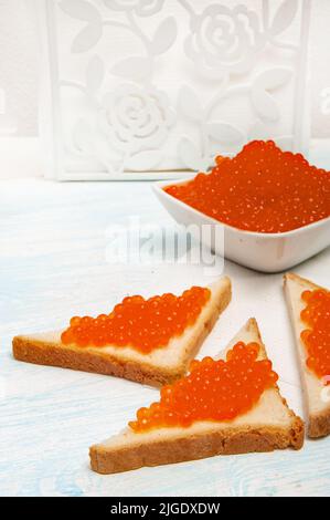 Toasts avec caviar rouge et bol Banque D'Images