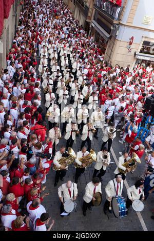 Les gens assistent à la procession de San Fermin lors des fêtes traditionnelles de San Fermin à Pampelune, Espagne, 07 juillet 2022. Le festival, connu localement sous le nom de Sanfermines, a lieu chaque année de 6 juillet à 14 en commémoration du saint patron de la ville. Des centaines de milliers de visiteurs du monde entier assistent au festival. Beaucoup d'entre eux participent physiquement à l'événement le plus important, la corrida ou encierro, où ils essaient de s'échapper des taureaux le long d'un chemin à travers les rues étroites de la vieille ville. (Photo par Ruben Albarran / PRESSINPHOTO) Banque D'Images