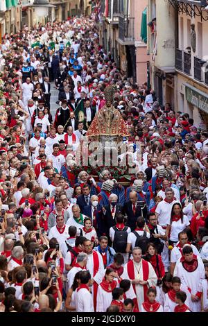 Les gens assistent à la procession de San Fermin lors des fêtes traditionnelles de San Fermin à Pampelune, Espagne, 07 juillet 2022. Le festival, connu localement sous le nom de Sanfermines, a lieu chaque année de 6 juillet à 14 en commémoration du saint patron de la ville. Des centaines de milliers de visiteurs du monde entier assistent au festival. Beaucoup d'entre eux participent physiquement à l'événement le plus important, la corrida ou encierro, où ils essaient de s'échapper des taureaux le long d'un chemin à travers les rues étroites de la vieille ville. (Photo par Ruben Albarran / PRESSINPHOTO) Banque D'Images