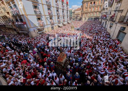 Les gens assistent à la procession de San Fermin lors des fêtes traditionnelles de San Fermin à Pampelune, Espagne, 07 juillet 2022. Le festival, connu localement sous le nom de Sanfermines, a lieu chaque année de 6 juillet à 14 en commémoration du saint patron de la ville. Des centaines de milliers de visiteurs du monde entier assistent au festival. Beaucoup d'entre eux participent physiquement à l'événement le plus important, la corrida ou encierro, où ils essaient de s'échapper des taureaux le long d'un chemin à travers les rues étroites de la vieille ville. (Photo par Ruben Albarran / PRESSINPHOTO) Banque D'Images