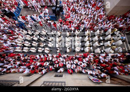 Les gens assistent à la procession de San Fermin lors des fêtes traditionnelles de San Fermin à Pampelune, Espagne, 07 juillet 2022. Le festival, connu localement sous le nom de Sanfermines, a lieu chaque année de 6 juillet à 14 en commémoration du saint patron de la ville. Des centaines de milliers de visiteurs du monde entier assistent au festival. Beaucoup d'entre eux participent physiquement à l'événement le plus important, la corrida ou encierro, où ils essaient de s'échapper des taureaux le long d'un chemin à travers les rues étroites de la vieille ville. (Photo par Ruben Albarran / PRESSINPHOTO) Banque D'Images