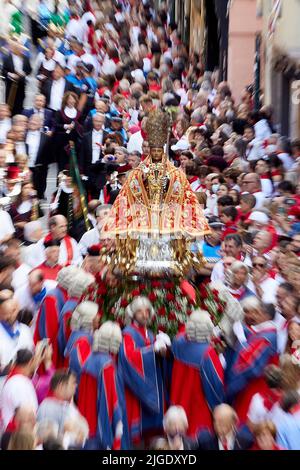 Les gens assistent à la procession de San Fermin lors des fêtes traditionnelles de San Fermin à Pampelune, Espagne, 07 juillet 2022. Le festival, connu localement sous le nom de Sanfermines, a lieu chaque année de 6 juillet à 14 en commémoration du saint patron de la ville. Des centaines de milliers de visiteurs du monde entier assistent au festival. Beaucoup d'entre eux participent physiquement à l'événement le plus important, la corrida ou encierro, où ils essaient de s'échapper des taureaux le long d'un chemin à travers les rues étroites de la vieille ville. (Photo par Ruben Albarran / PRESSINPHOTO) Banque D'Images